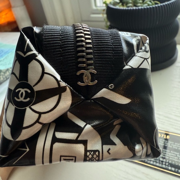 CHANEL Rare Black and White Airline Pouch - collector’s item - Picture 6 of 8